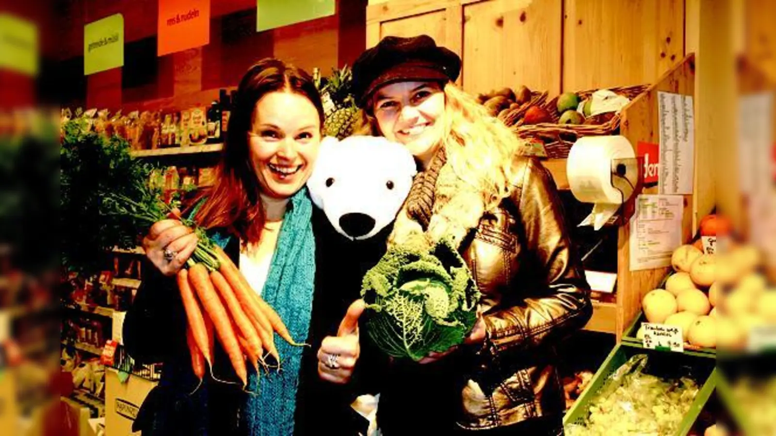 Cristina Andrione (links) und Brigitte Günther haben Spaß am Klimaschutz  da lacht auch der Eisbär.	 (Foto: scy)