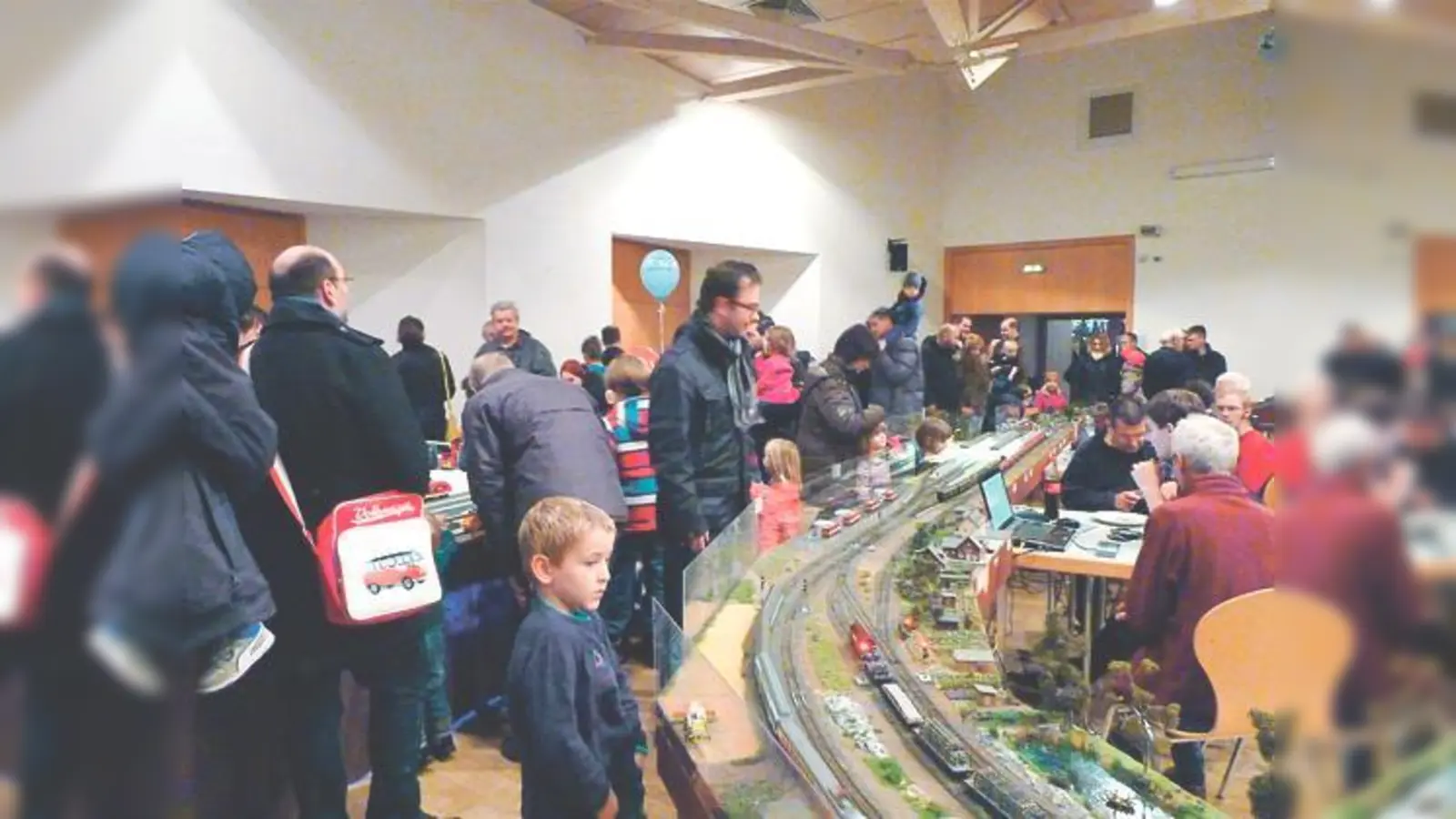 Auch in diesem Jahr zog es wieder Klein und Groß zum Adventfahren ins Bürgerhaus.	 (Foto: VA)