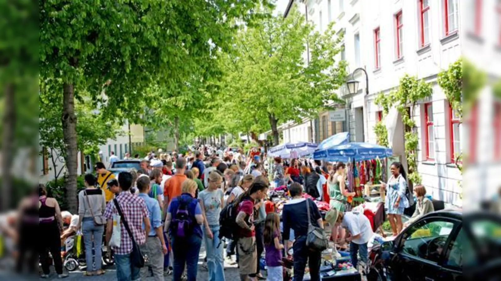 Wie es aussieht, spielt heuer sogar das Wetter mit: Bei Sonnenschein lässt es sich noch gemütlicher durch die Hofflohmärkte streifen.	 (Foto: www.hofflohmaerkte.de)