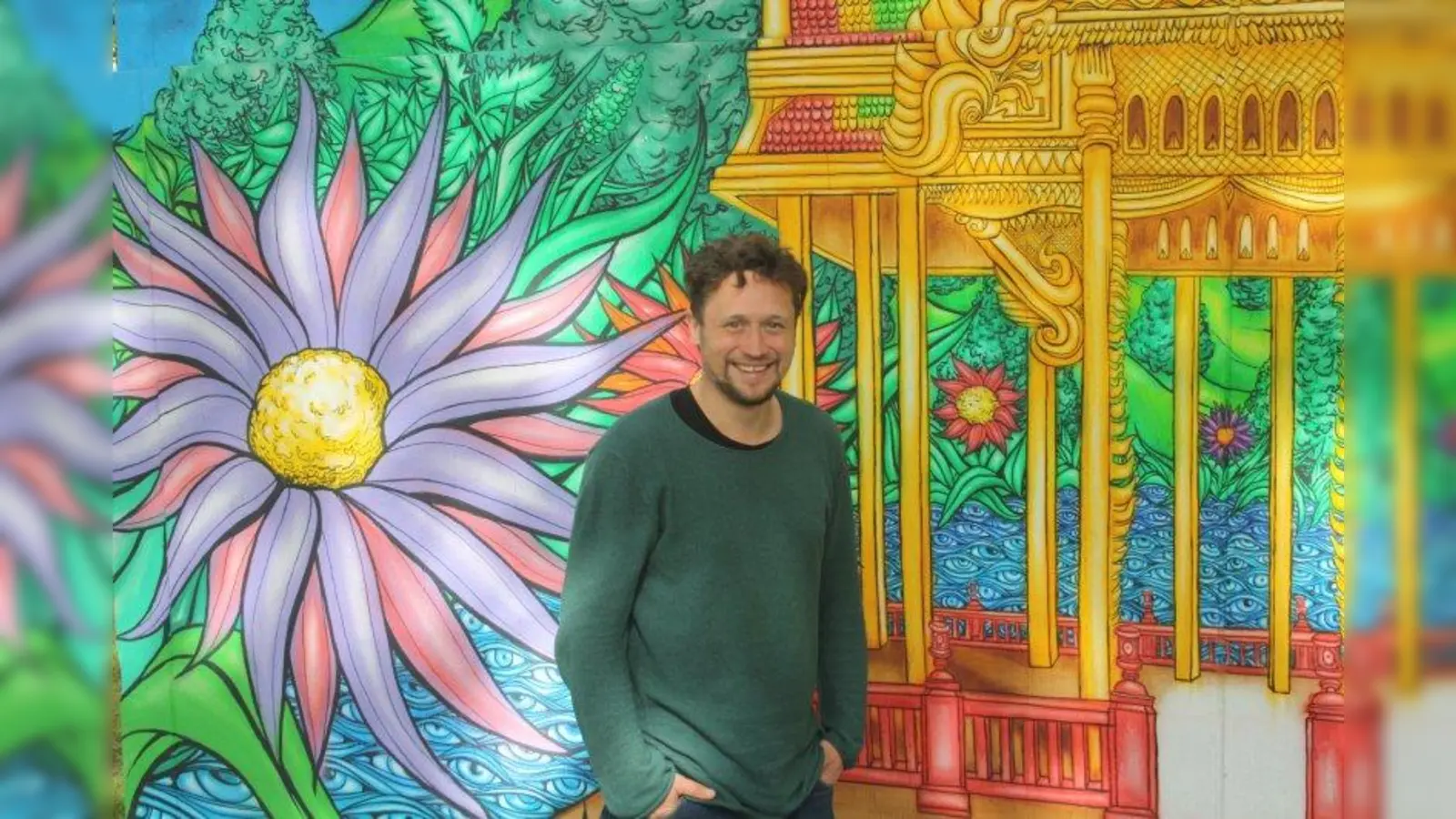 Künstler Martin Blumöhr neben dem Kernstück seiner Arbeit: Die Pagode symbolisiert die Kommunikation zwischen den Kulturen. (Foto: Martin Blumöhr / sfl)