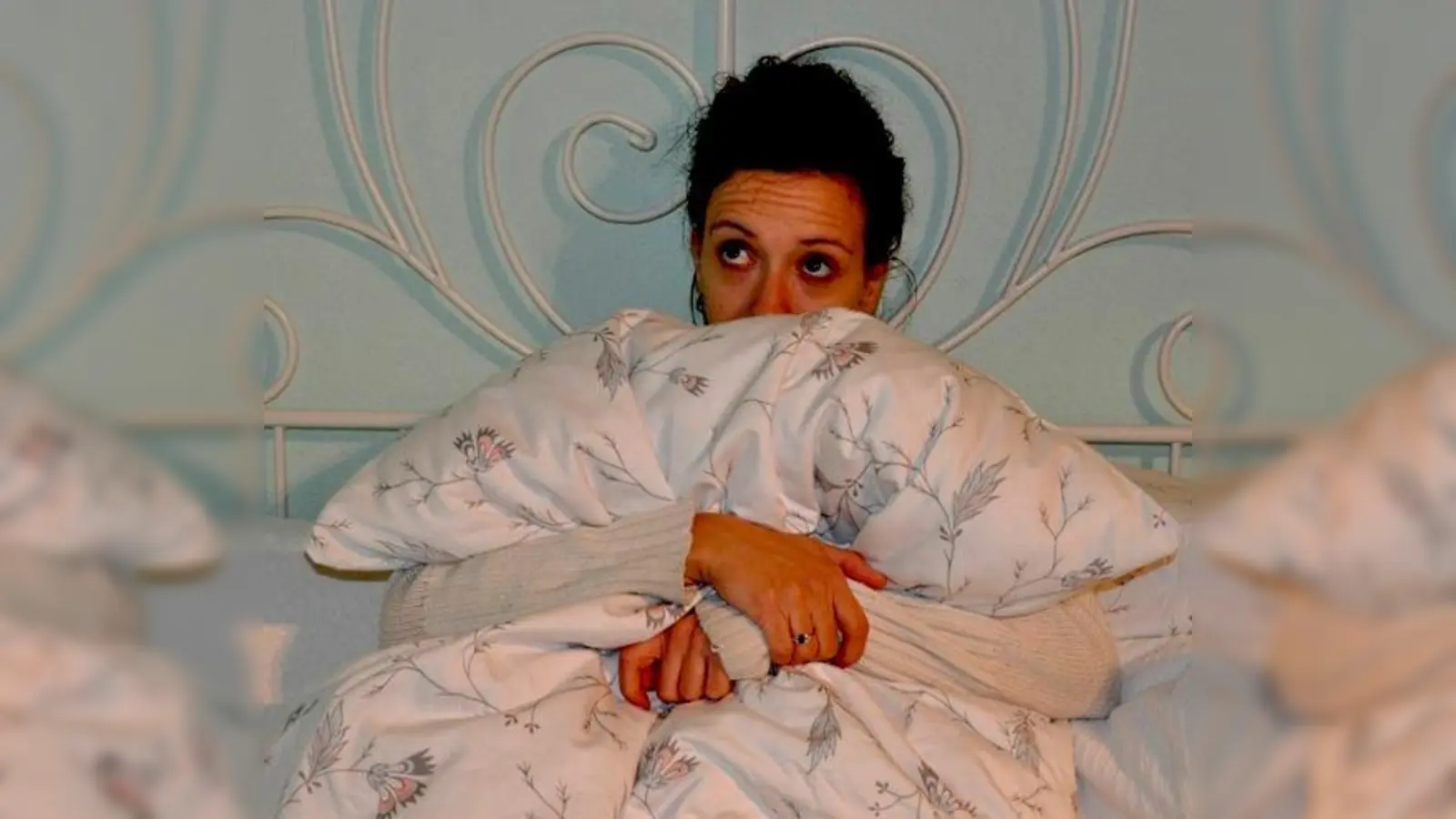 Im Schlafzimmer von Alice ist auf der Bühne an Silvester und Neujahr Einiges geboten.	 (Foto: Theater)