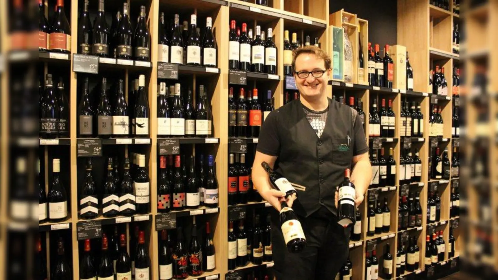 Patrick Götz, Mitarbeiter der Wein- und Spirituosenabteilung der Galeria Kaufhof am Rotkreuzplatz, empfiehlt zu Wildgerichten einen guten Rotwein. (Foto: sb)