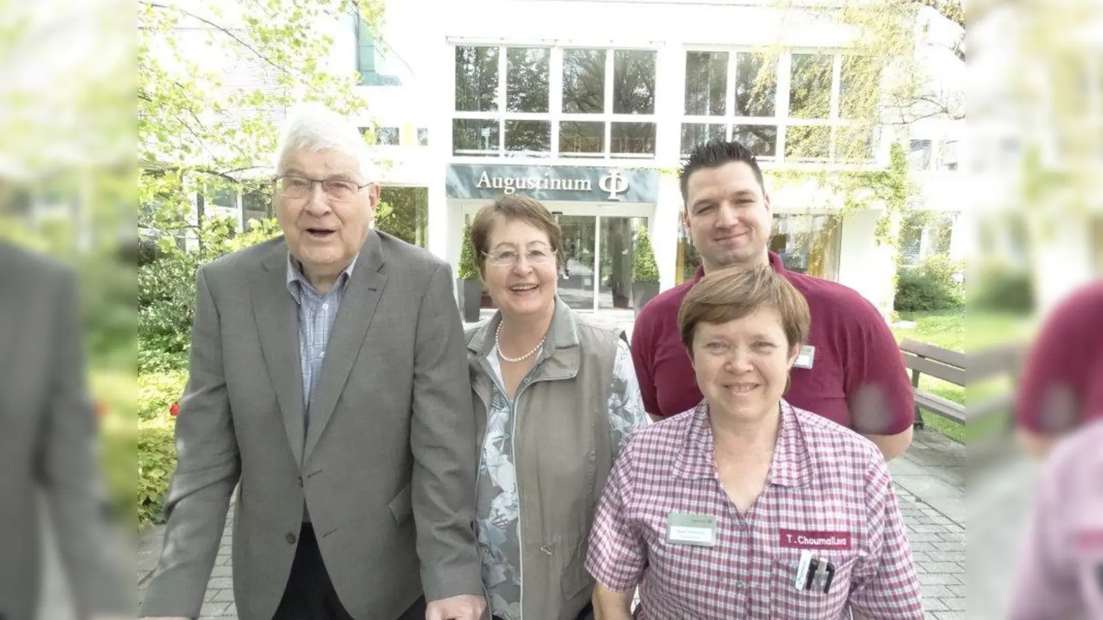 Dr. Christian Humbert und seine Frau Brigitte mit Tatiana Choumailova und Peter Metzger, beide Altenpfleger. Das Ehepaar Humbert hat seinen Umzug ins Augustinum Neufriedenheim noch nicht einen Tag bereut. (Foto: tab)