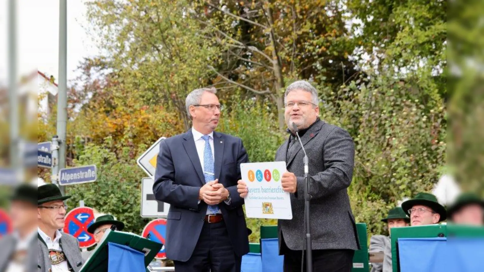 Der S-Bahnhof Stockdorf ist bayernweit der zweite Bahnhof, der das neue Signet des Freistaats „Barrierefreiheit“ tragen kann. Stefan Schell von der Obersten Baubehörde überreichte das Schild an den Münchner DB-Bahnhofsmanager Heiko Hamann (v.r.). (Foto: us)