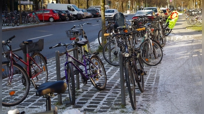 Das Rad am Bügel abstellen: Der Bezirksausschuss setzt sich dafür ein, dass neue Radlstellplätze im Viertel entstehen. Die Standortvorschläge stammen zumeist von den Stadtteilbewohnern selbst.  (Foto: Beatrix Köber)