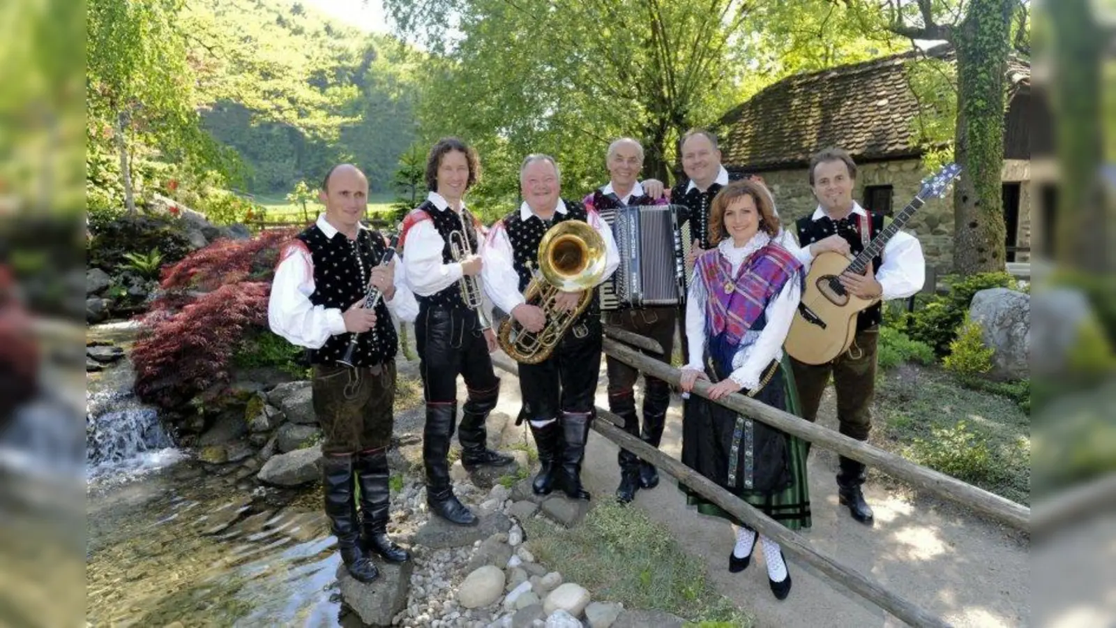 Seit 45 Jahren stehen die Alpenoberkrainer erfolgreich auf der Bühne. Wenn es um Oberkrainer Musik der Spitzenklasse geht, sind sie noch immer mit Ihrer Musik vorn dabei. Ihr Alpski-Sound ist legendär und darf auch beim Goldenen Oberkrainer-Festival nicht fehlen. (Foto: pi)