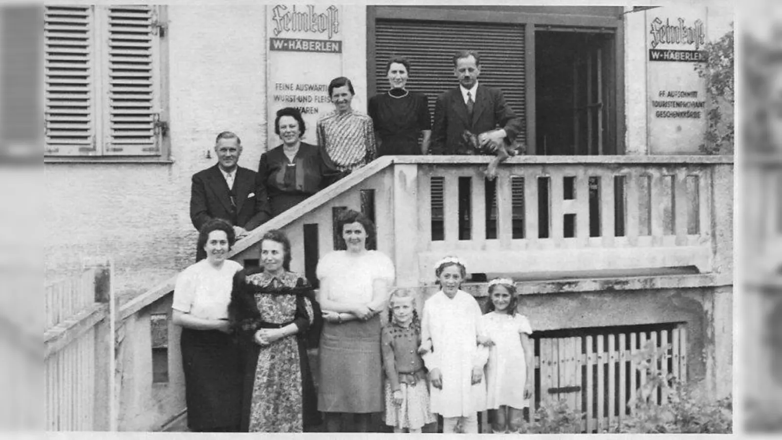 Familie Häberlen vor dem Geschäftseingang ihres Feinkostgeschäfts in der allacher Str. 179. (Foto: Sammlung Demmel)