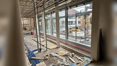 Zwar bleiben die Fassadenelemente bestehen, doch wurde der Balkon im ersten Stock zugunsten der Bibliothek gestrichen. Die Bibliothek hat später über 500 Quadratmeter Fläche auf mehreren Ebenen zur Verfügung. (Foto: Ulrike Seiffert)