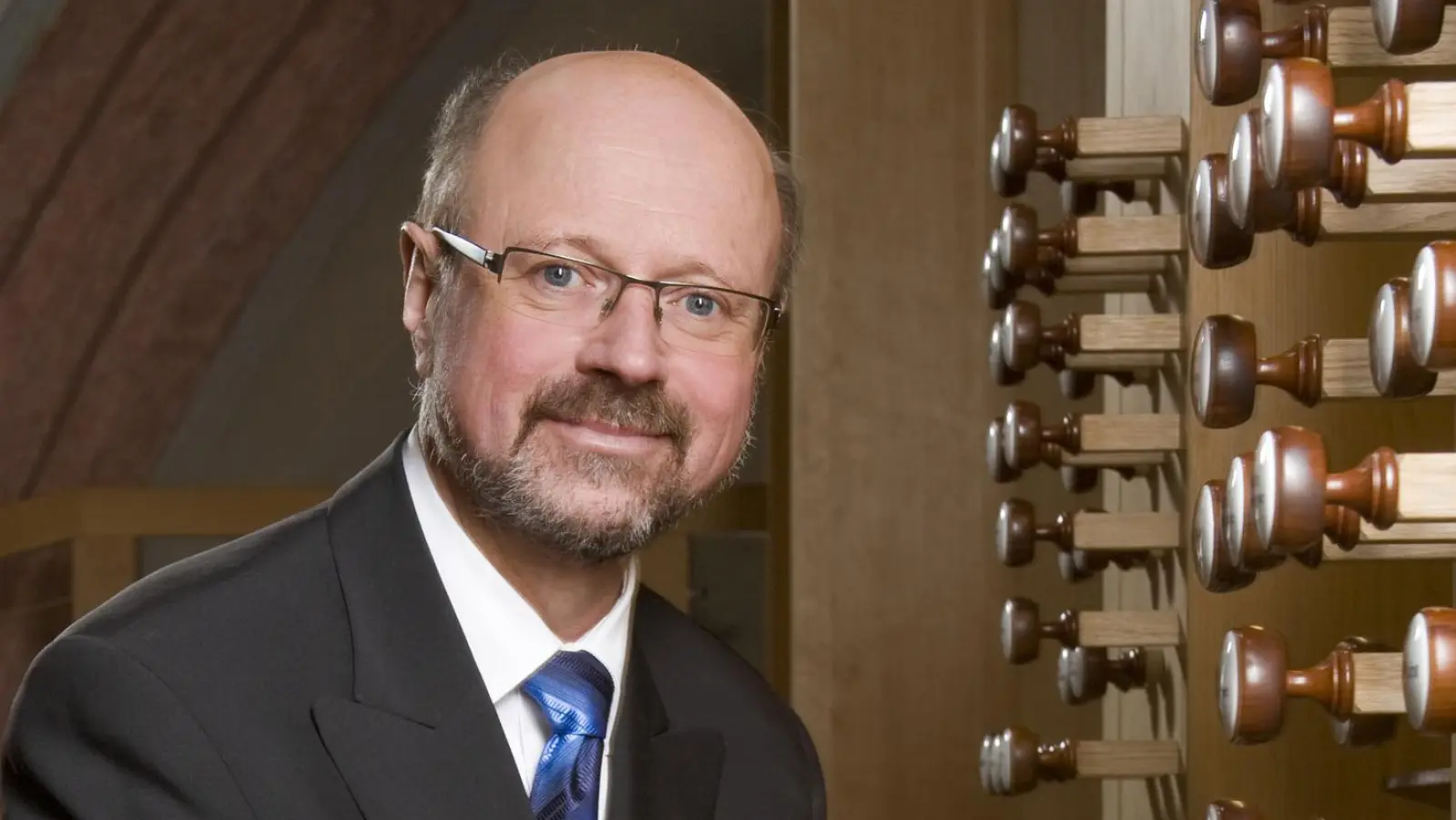 Von 1987 bis 1990 war Hans-Eberhard Roß Kantor und Organist in Meerbusch. Seit 1991 ist er Dekanatskantor an St. Martin in Memmingen; 2002 wurde ihm der Titel „Kirchenmusikdirektor” verliehen. 2012 erhielt er den Kulturpreis der Stadt Memmingen. In Anerkennung seiner Verdienste um die Goll-Orgel von St. Martin würdigte die Orgelbaufirma Goll ihn 2018 mit der „Goll-Medaille”. Neben seinen kirchenmusikalischen Aufgaben ist Hans-Eberhard Roß regelmäßig als Konzertorganist mit Soloauftritten wie auch in Konzerten in Duo-Besetzungen mit Trompete, Percussion, Alphorn und Rezitation tätig. Seine vielfältigen Aktivitäten finden auch Ausdruck in mehreren CD-Einspielungen, darunter weltweit erste Kompletteinspielung aller Orgel- und Harmoniumwerke César Francks sowie aller Orgelsymphonien Louis Viernes, beides beim Label „audite”.  (Foto: Susanne Marx)