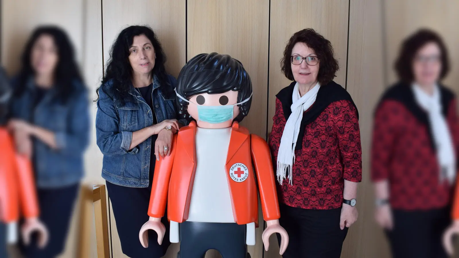 Gisela van der Heijden und die BRK-Playmobil Figur bedanken sich bei Sonja Mager-Warga. (Foto: Danuta Pfanzelt)