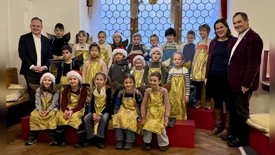 Bürgermeisterin Verena Dietl, Dr. Christian Scharpf, Referent für Arbeit und Wirtschaft (l.), und Haimo Liebich, Vorstand des Kindermuseums, eröffneten gemeinsam mit den kleinen „Engeln“ die Himmelswerkstatt 2025.  (Foto: LHM)