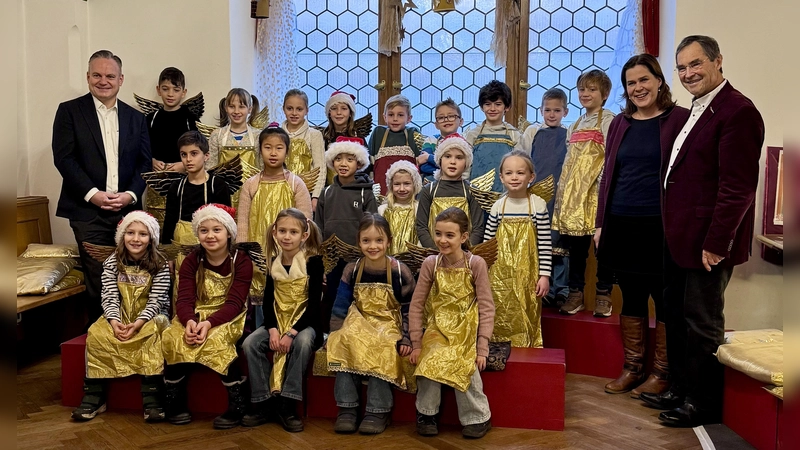 Bürgermeisterin Verena Dietl, Dr. Christian Scharpf, Referent für Arbeit und Wirtschaft (l.), und Haimo Liebich, Vorstand des Kindermuseums, eröffneten gemeinsam mit den kleinen „Engeln“ die Himmelswerkstatt 2025.  (Foto: LHM)