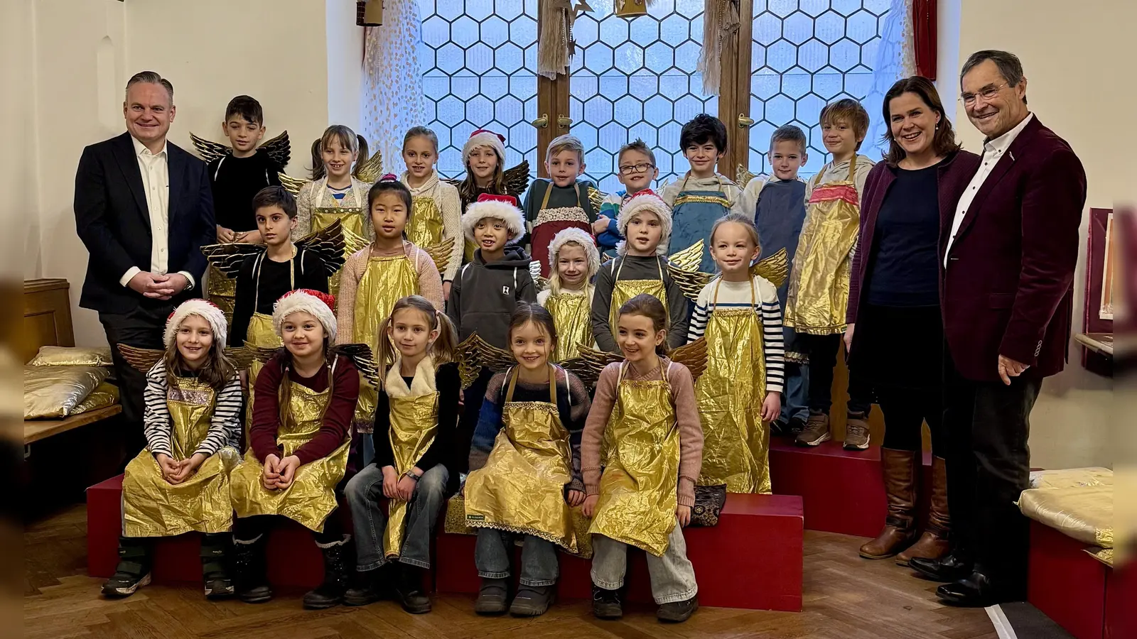 Bürgermeisterin Verena Dietl, Dr. Christian Scharpf, Referent für Arbeit und Wirtschaft (l.), und Haimo Liebich, Vorstand des Kindermuseums, eröffneten gemeinsam mit den kleinen „Engeln“ die Himmelswerkstatt 2025.  (Foto: LHM)