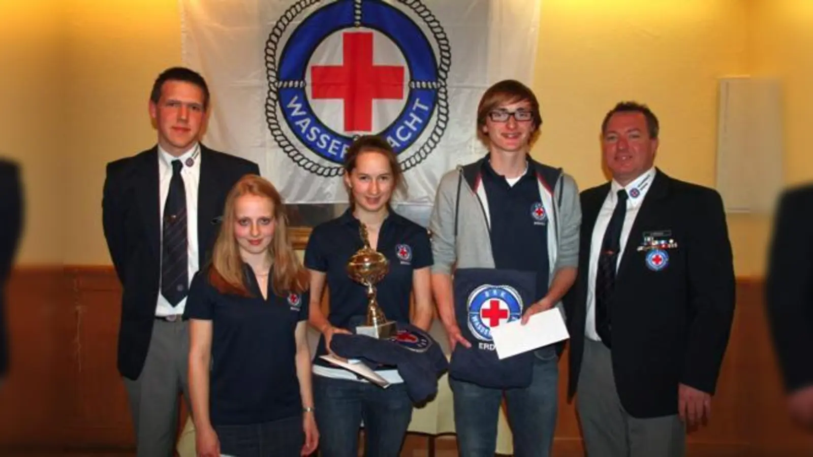 Jugendleiter Fritz Persch (l.) und Siegfried Ippisch (r.) dankten den engagiertesten Wasserwacht-Jugendlichen Lisa Rubina Roßmann, Stefanie Irl und Florian Miethling.	 (Foto: bb)