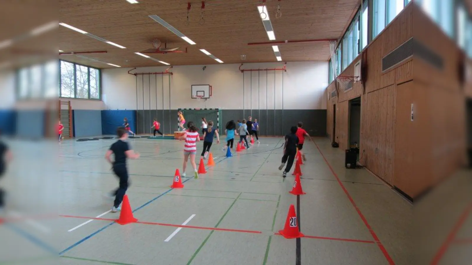 In der Turnhalle liefen die Kinder ihre Runden. (Foto: Carmen Fröhler)