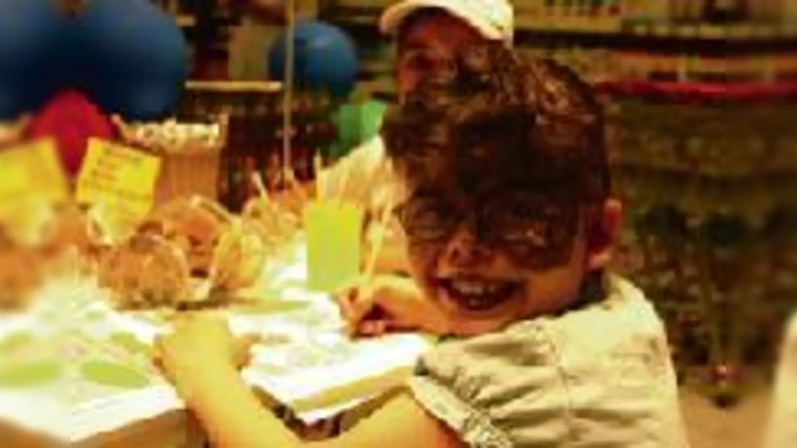 Malen und bemalt werden  beides ist für die 10-jährige Julia ein Riesenspaß.  (Foto: em)