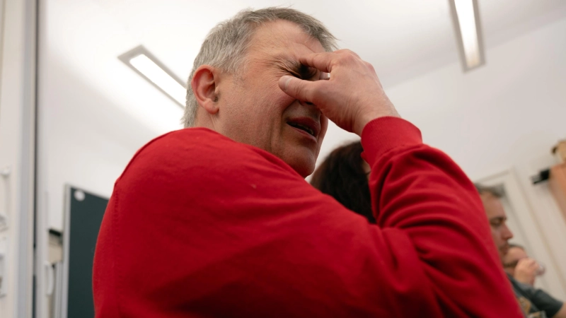 Protagonist der Fotoausstellung von Tabea Lüttich ist Andi B., der seit sieben Jahren in der Gemeindebücherei Grasbrunn beschäftigt ist. (Foto: Tabea Lüttich)