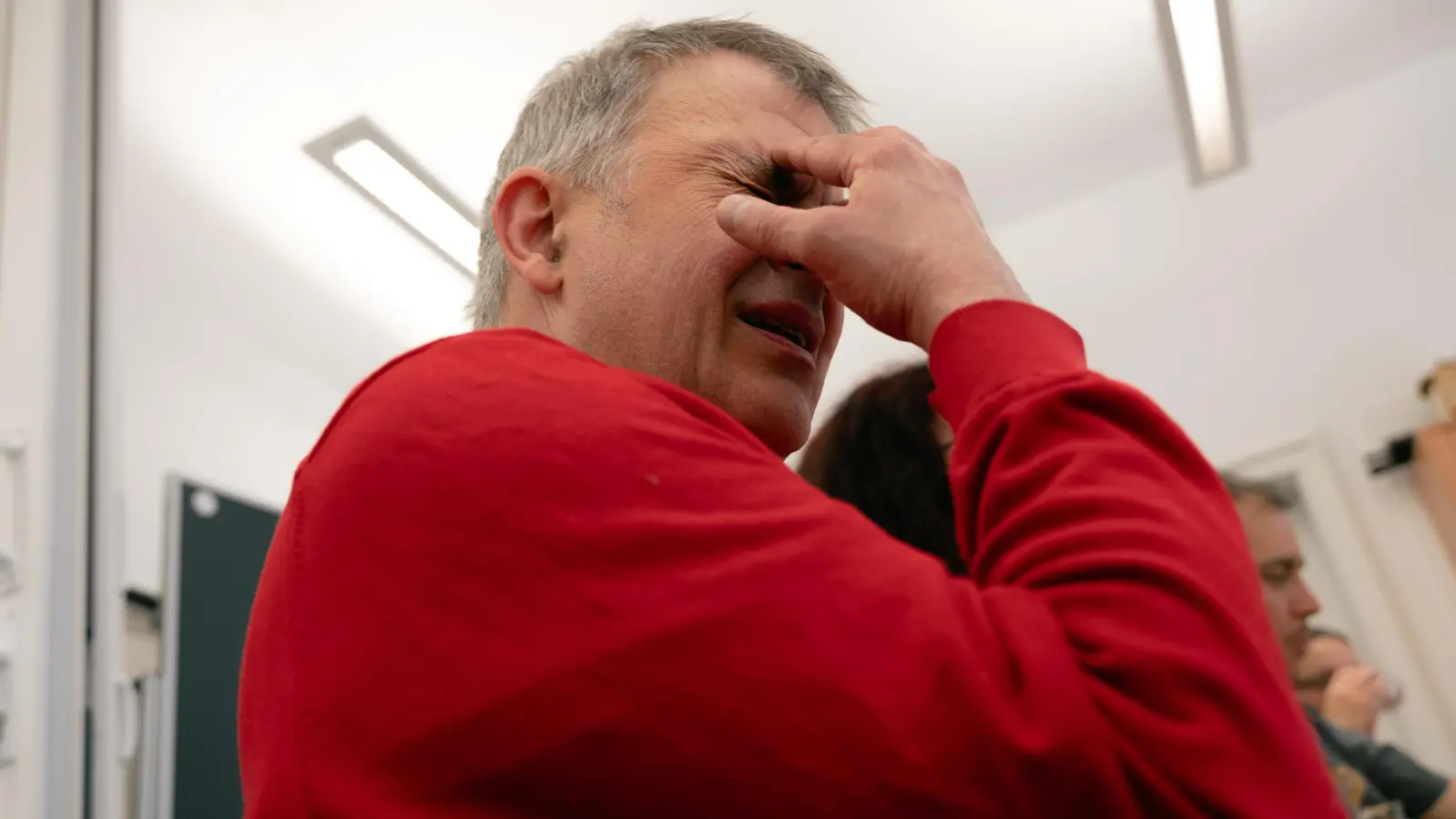 Protagonist der Fotoausstellung von Tabea Lüttich ist Andi B., der seit sieben Jahren in der Gemeindebücherei Grasbrunn beschäftigt ist. (Foto: Tabea Lüttich)