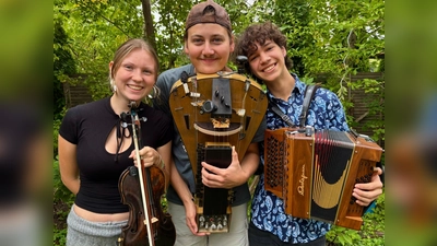 Stina Hohmann, Simon Hoffmann und Indigo Baur vom Jugendfolkorchester sind bei der Veranstaltung im Alten Wirt dabei. (Foto: Hübner)
