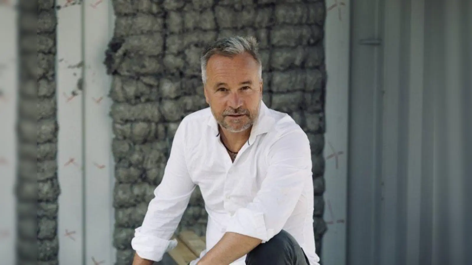 Thomas Darchinger hat das Hörspiel im Rahmen seiner Initiative „Demokratiekampagne” entwickelt und tritt damit vor Jugendlichen und Erwachsenen auf. (Foto: © Thomas Darchinger)