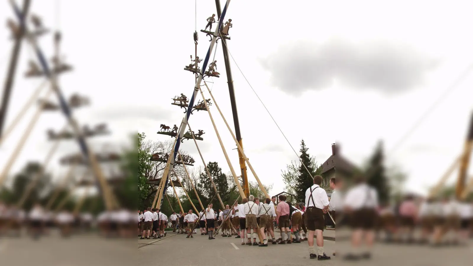 Hier wird der Unterpfaffenhofener Maibaum mit seinen wunderschönen Zeichen des dörflichen Lebens traditionell mit Schwaiberln aufgestellt. (Foto: Eva Schraft)