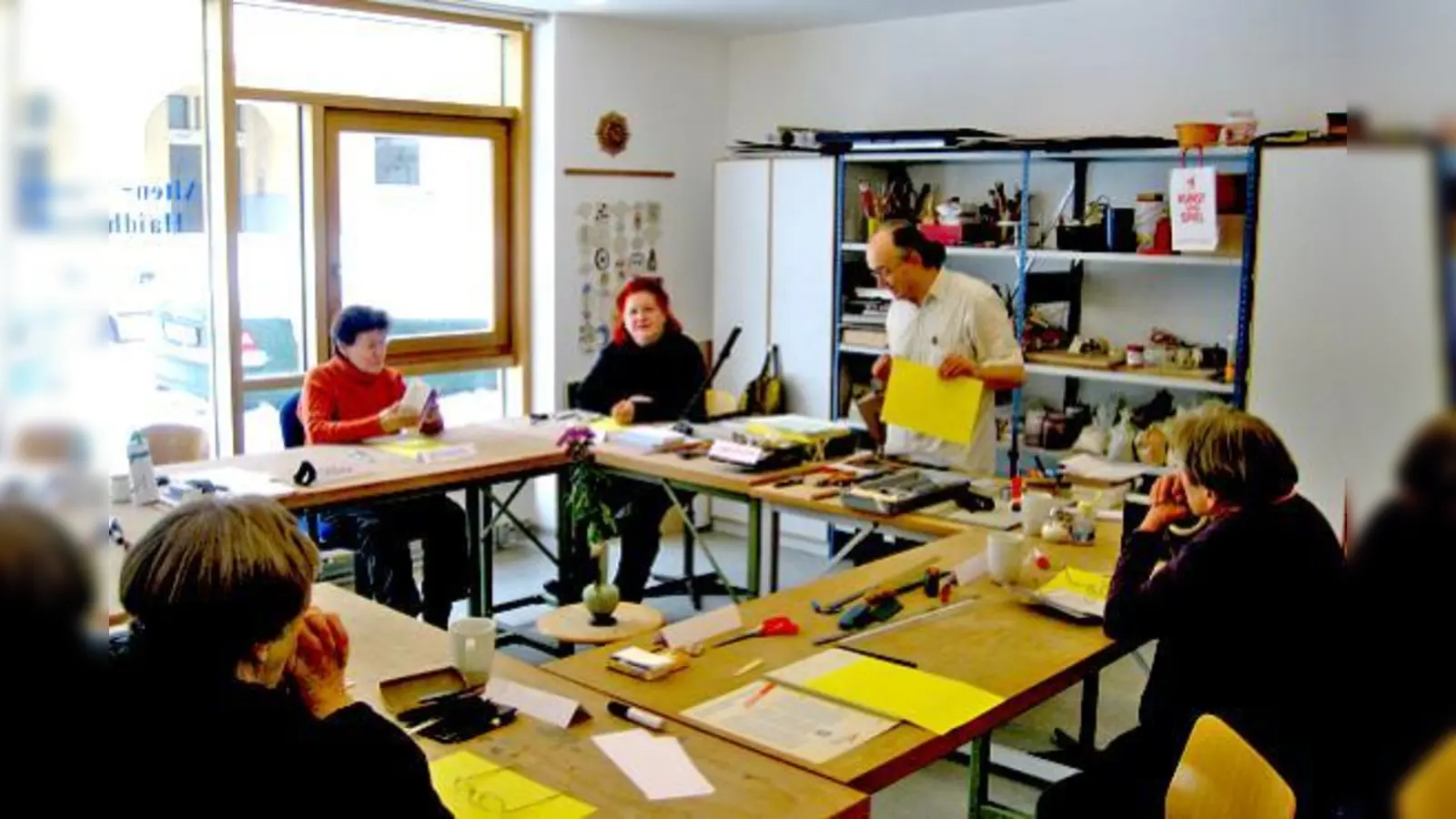 In der Buchbinde-»Werkstatt« entstehen individuell gestaltete Büchlein.	 (Foto: ASZ)
