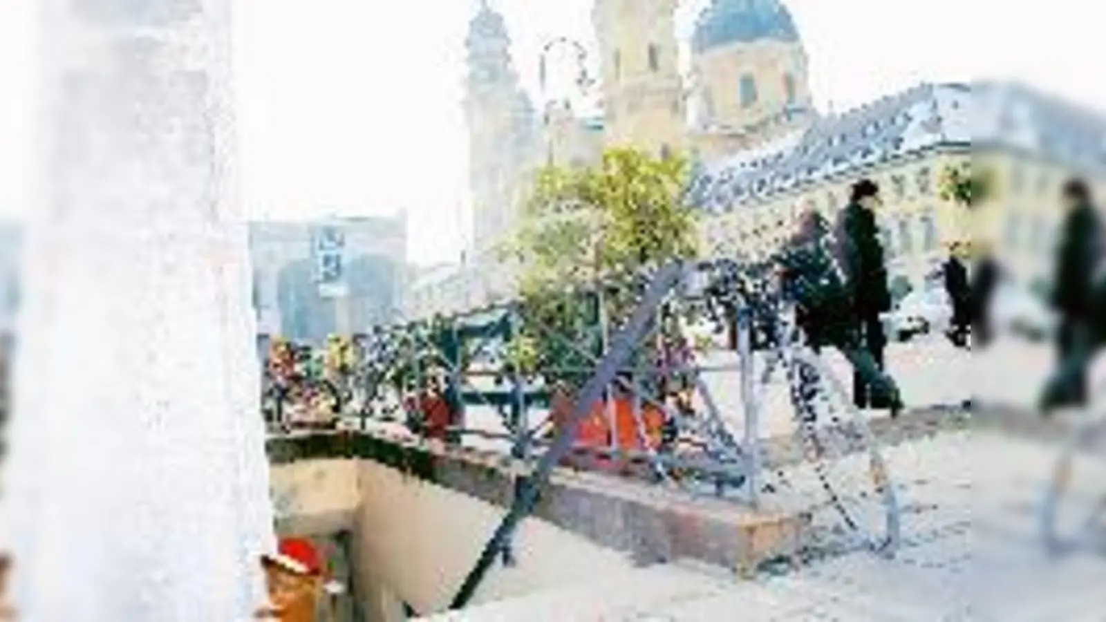 Gerade war er noch da, doch für die Kamera ist der Wichtel einfach zu schnell. Möglicherweise hält er sich noch immer in der Innenstadt auf.	 (Foto: Privat)