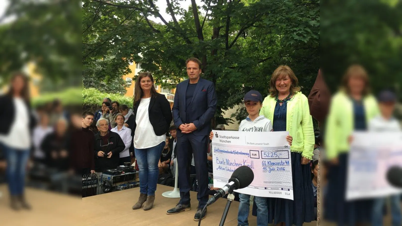 Die Schüler spenden den Betrag von 5.225 Euro u.a. mit Rektor Martin Schmid, Petra Reiter und Schulsprecher Milos. (Foto: Sch)