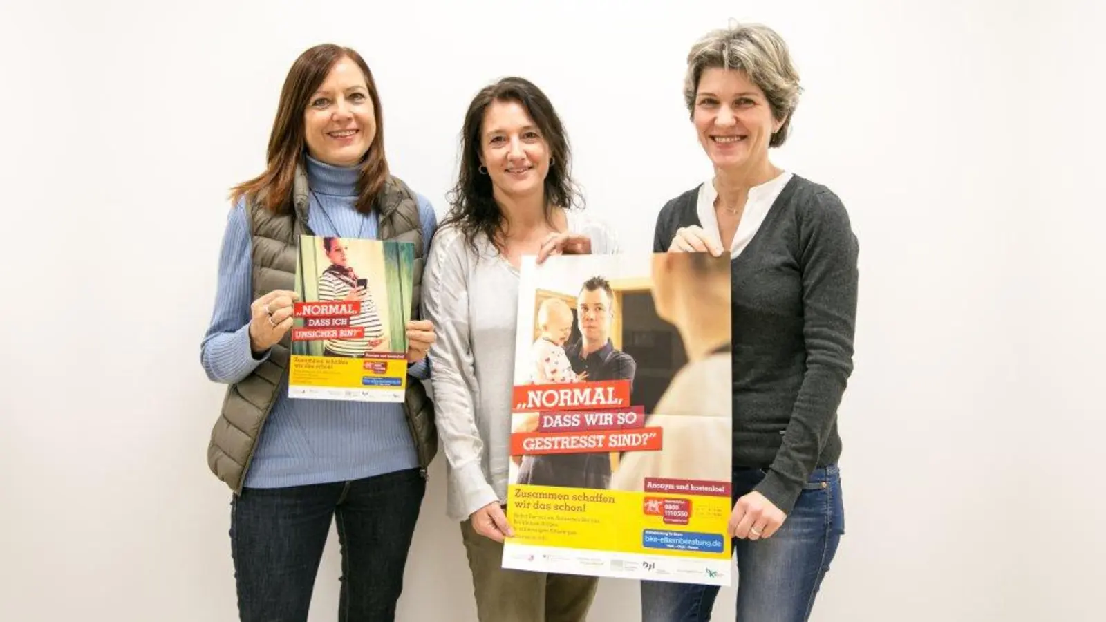 Susanne Schneider, Birgit Kaul und Charis Gulder-Schuckardt von der Koordinierenden Kinderschutzstelle haben über 150 Netzwerkpartner mit Werbemitteln versorgt, die ratsuchende Eltern auf die Nummer gegen Kummer und die Elternberatung aufmerksam machen sollen. (Foto: LRA Starnberg)