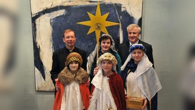 Unter den fünf Pfarreien, deren Sternsingergruppen heuer Ministerpräsident Horst Seehofer (rechts) besuchen durften, war auch die Aubinger Pfarrei St. Quirin mit den vier Sternsingern Franz Hiemer, Moritz Thurmair, Tanja Kolland und Lena Haußelt vertreten. (Foto: pi)