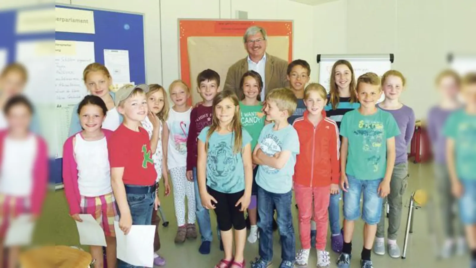 Bürgermeister Johann Eichler besuchte das engagierte Schülerparlament in der Grundschule. 	 (Foto: VA)