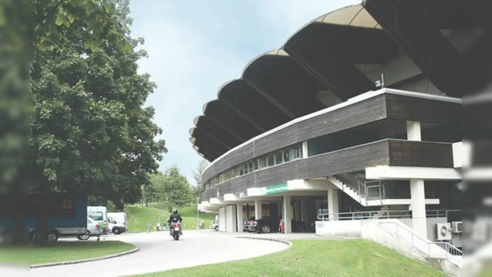 Wenn München als Veranstaltungsort für die Olympischen Winterspiele 2018 ausgewählt wird, könnte das ehemalige Radsportstadion im Olympiapark einer neuen Eissporthalle weichen.	 (Foto: Wally Schmidt)