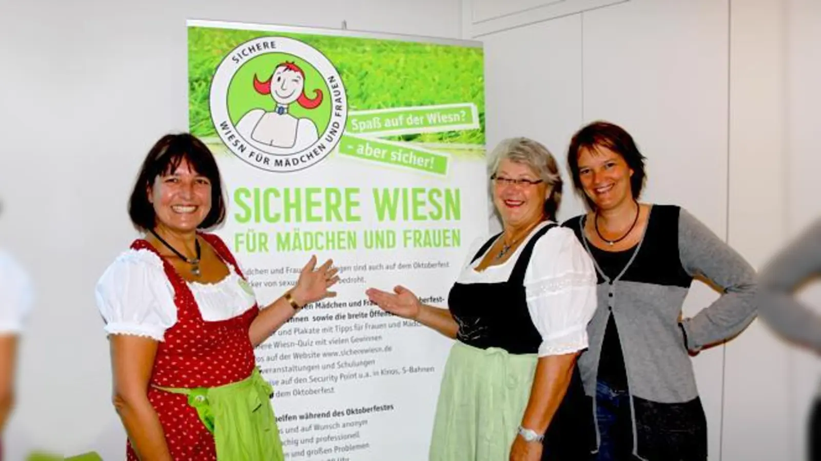 Aktion »Sichere Wiesn«: Christine Rudolf-Jilg, Hanne Güntner und Maike Bublitz (v.l.) kümmern sich auf dem Oktoberfest um Frauen in Notlagen.	 (Foto: ko)