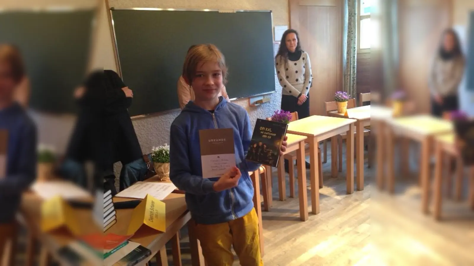 Clemens Erken am Tag des Vorlesewettbewerbs München-Süd. Alle Teilnehmer erhielten für ihre guten Leistungen eine Urkunde und ein Buch. (Foto: Sch)