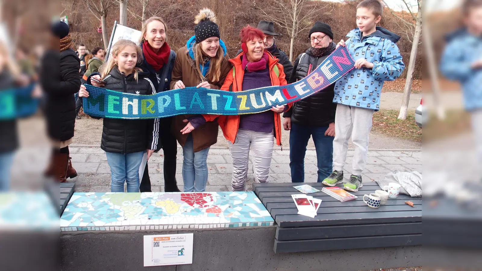 Emilia (li) wurde mit einer Urkunde für ihren Einsatz bei der Mitwirkung der Tafel ausgezeichnet und Rick war auch total stolz auf seine Arbeit. (Foto: Privat)