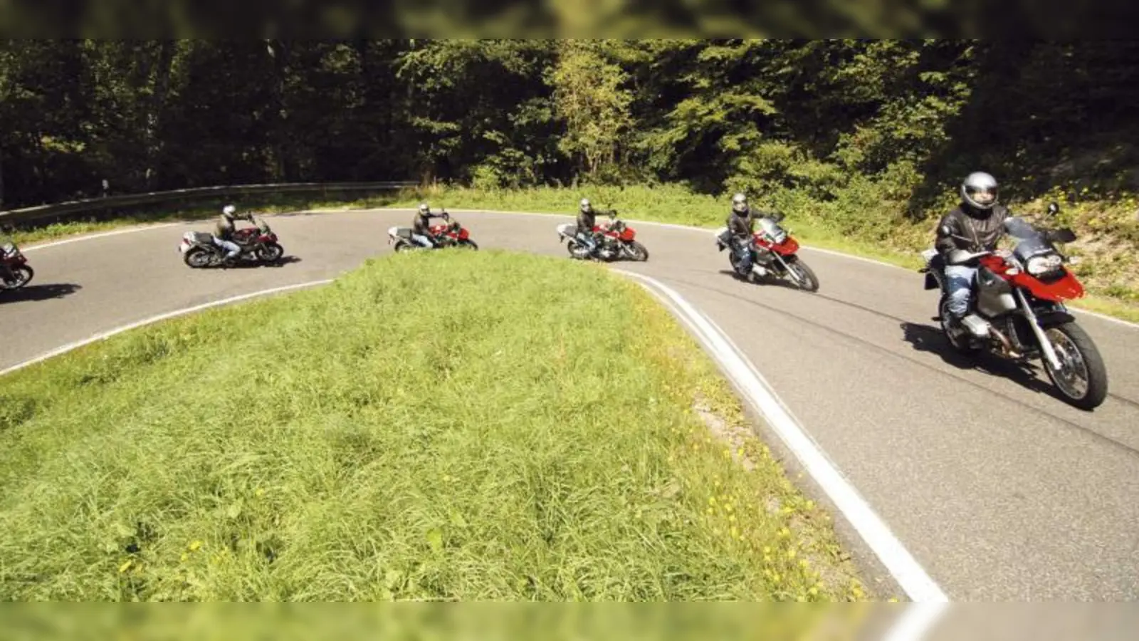 Um die Risiken auf unfallträchtigen Motorradstrecken in Bayern zu mindern, haben der ADAC Verkehrssicherheitskreis Bayern e.V. und das Bayerische Innenministerium die Spendenaktion „10.000 Meter Motorrad-Sicherheit“ ins Leben gerufen. (Foto: panthermedia.net/ Dirk Dümpelm)