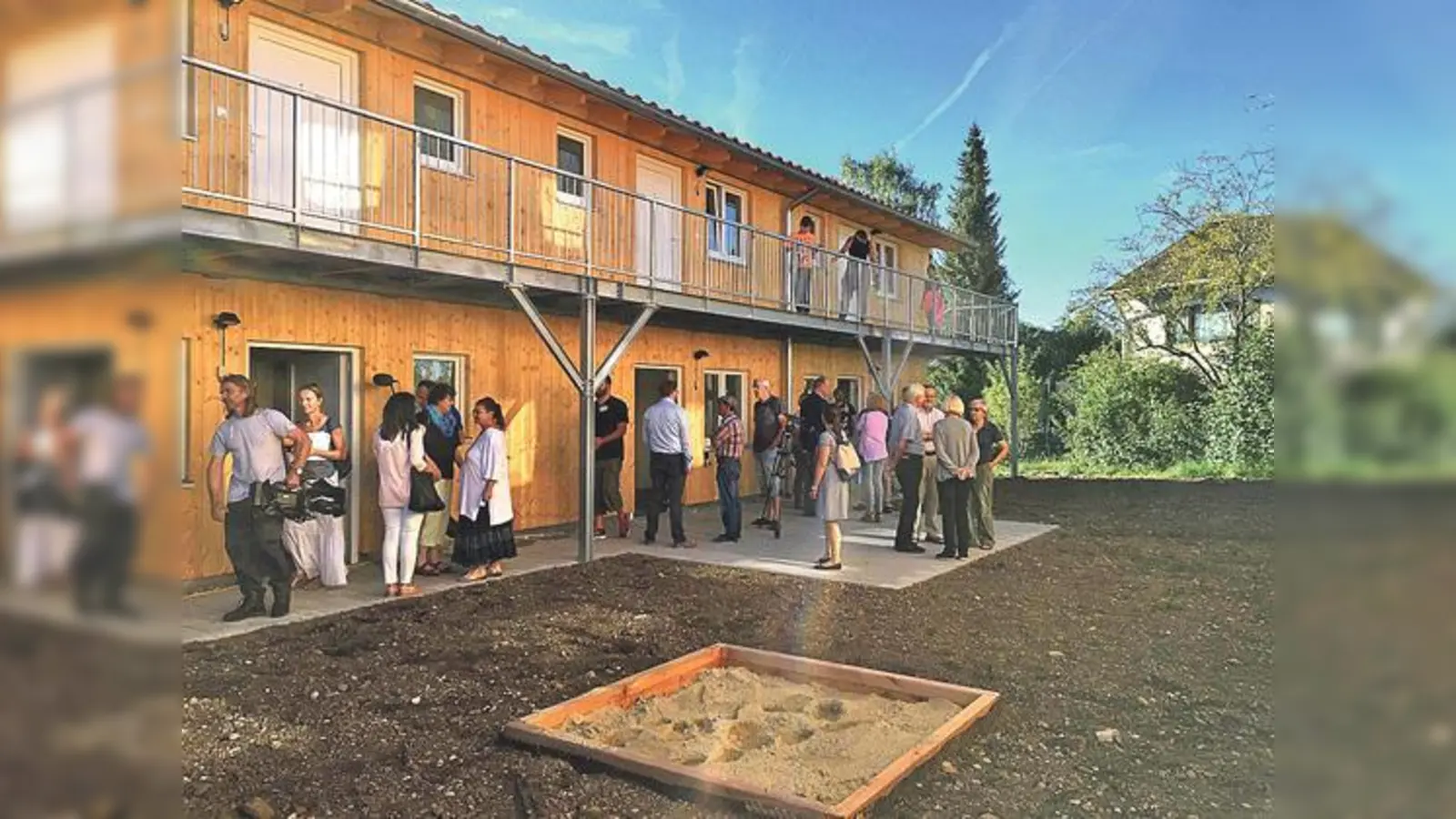 Nach und nach fanden sich Nachbarn und interessierte Bü&amp;#776;rger ein, um die neue Unterkunft an der Holzstraße zu besichtigen.	 (Foto: LRA München)