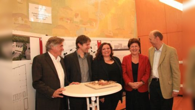 Strahlende Gesichter im Kraillinger Rathaus bei der Präsentation des Ersten Preises des Architektenwettbewerbs: (v.l.) Walter Graber, Walter Schätzler, Claudia Haberl, Christine Borst und Christian Kühnel. (Foto: US)