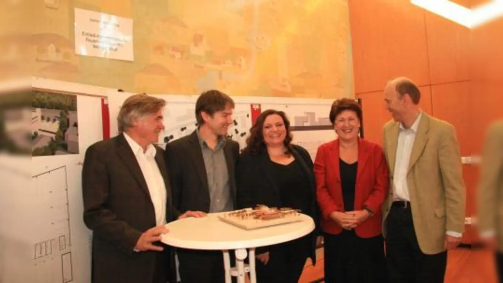 Strahlende Gesichter im Kraillinger Rathaus bei der Präsentation des Ersten Preises des Architektenwettbewerbs: (v.l.) Walter Graber, Walter Schätzler, Claudia Haberl, Christine Borst und Christian Kühnel. (Foto: US)