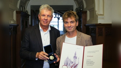 OB Dieter Reiter überreichte die Medaille an Till Hofmann. (Foto: Presseamt München/Michael Nagy)