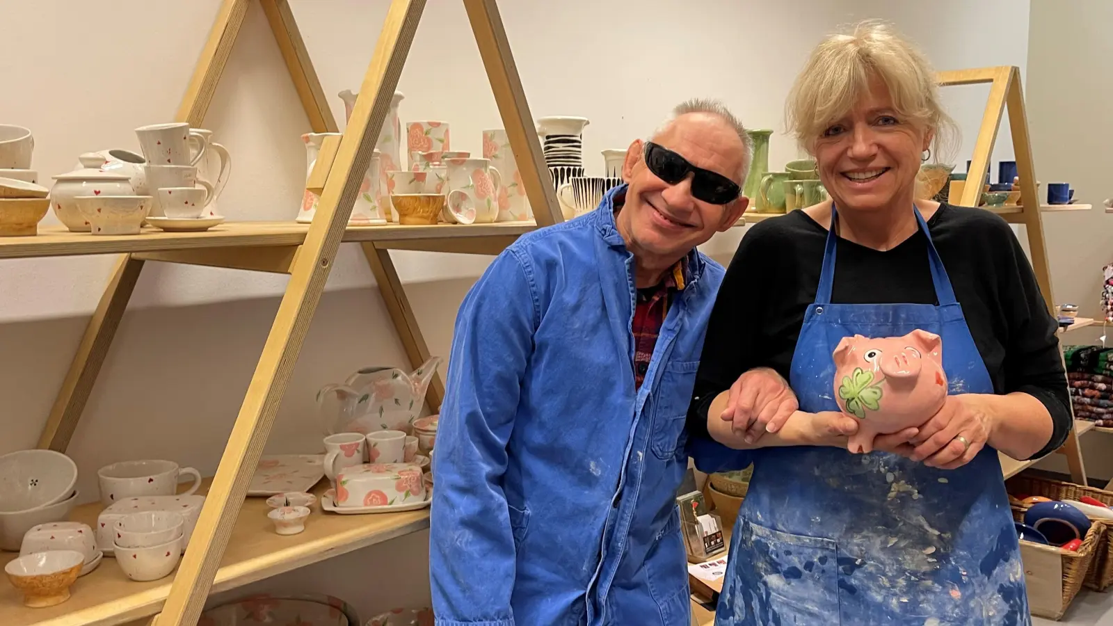 Töpfereileitung Judith Eberl-Gerber und Mitarbeiter Günther P. freuen sich, wenn ihre Töpferwaren gut ankommen.  (Foto: hw)