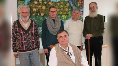 Stammtisch-Organisator Johann Wolfram (vorne) mit ASZ-Leiterin Melanie Weindl (2.v.l.) und den Stammtisch-Gästen Hans Hahn, Karin Engl und Josef Hiel (v.l.). (Foto: bb)