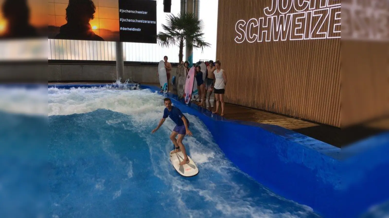 Einmal mit dem österreichischen Schauspieler Max von Thun auf einer Welle surfen! Für sechs Münchner Schüler wurde das jetzt möglich. (Foto: Artists for Kids)