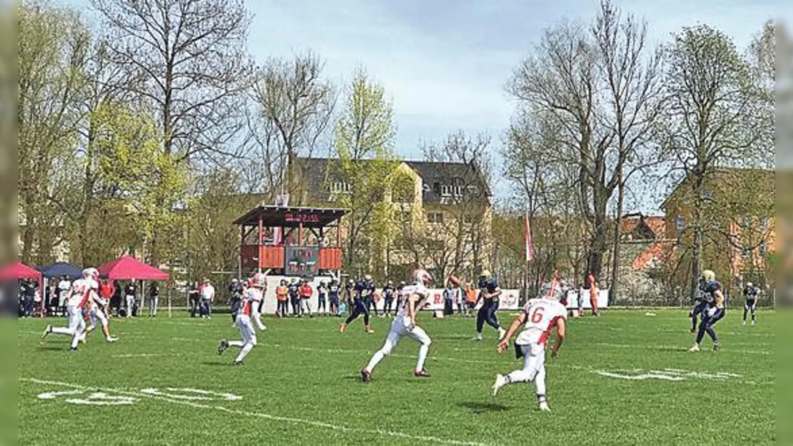 Die Erding Bulls (dunkle Trikots) haben es den Razorbacks schwergemacht. Am Ende setzte sich der Nachwuchs aus Fürstenfeldbruck durch. Es hätte aber ebensogut anders ausgehen können.  (Foto: VA)