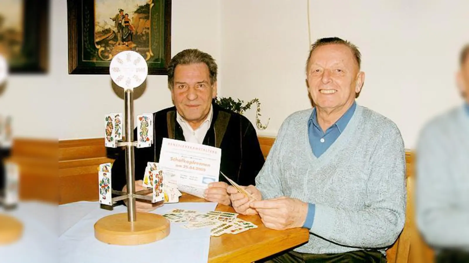 »Alle Acht«-Vorsitzenden Andreas Aumer (li.) und Vereins-Mitglied Helmut Faltermaier freuen sich bereits jetzt auf das Turnier im April.	 (Foto: WSP)