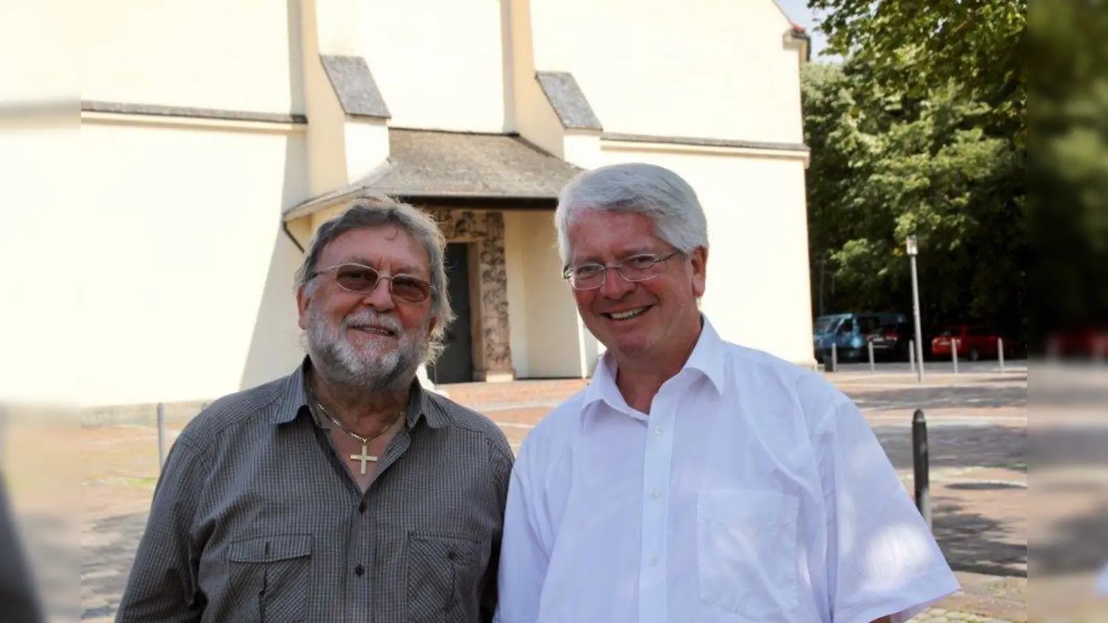 „Wir sind völlig unterschiedlich. Das ist hervorragend. So kann der eine nicht mit dem anderen verglichen werden. Und es birgt gute Chancen für alle!“ Klaus Günter Stahlschmidt (links) geht nach 35 Jahren in den Ruhestand, Ulrich Bach übernimmt am 1. Oktober die Leitung des Pfarrverbands Menzing: „Trotzdem haben wir viele Gemeinsamkeiten. Wir lassen uns beide vom gleich pastoralen Grundgedanken leiten.” (Foto: us)