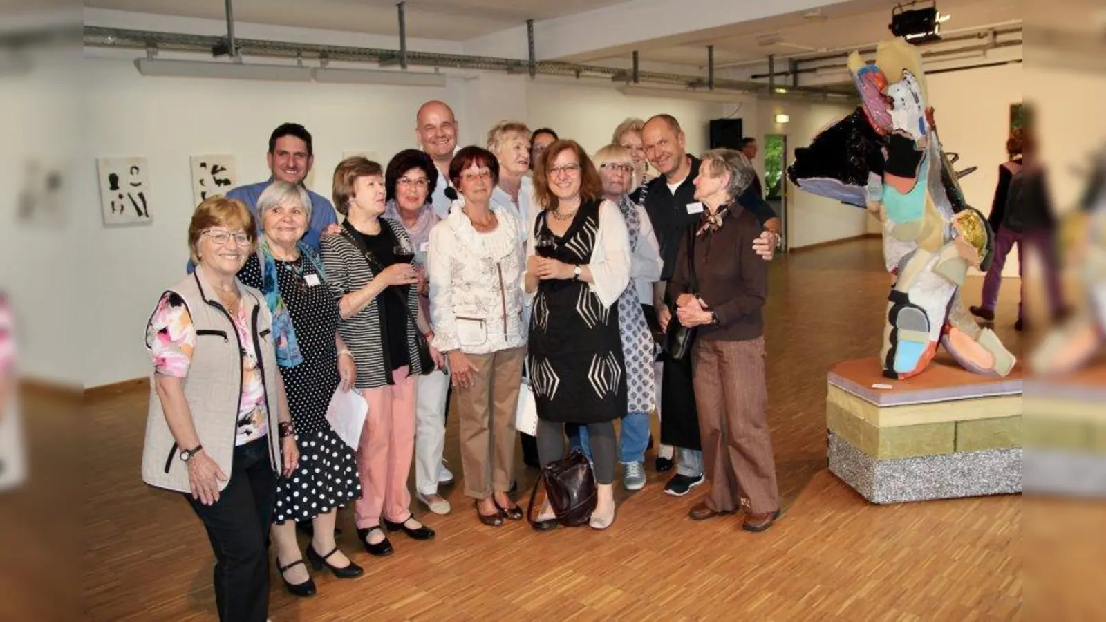 „Wir sind überglücklich, dass alles hängt, die Künstler zufrieden sind und die Besucher zahlreich kommen!“ Die Pasinger Kulturschwestern und -brüder (hinten Mitte Kurator Stefan-Maria Mittendorf) zeigen ihre allererste selbst konzipierte und organisierte Ausstellung. (Foto: us)