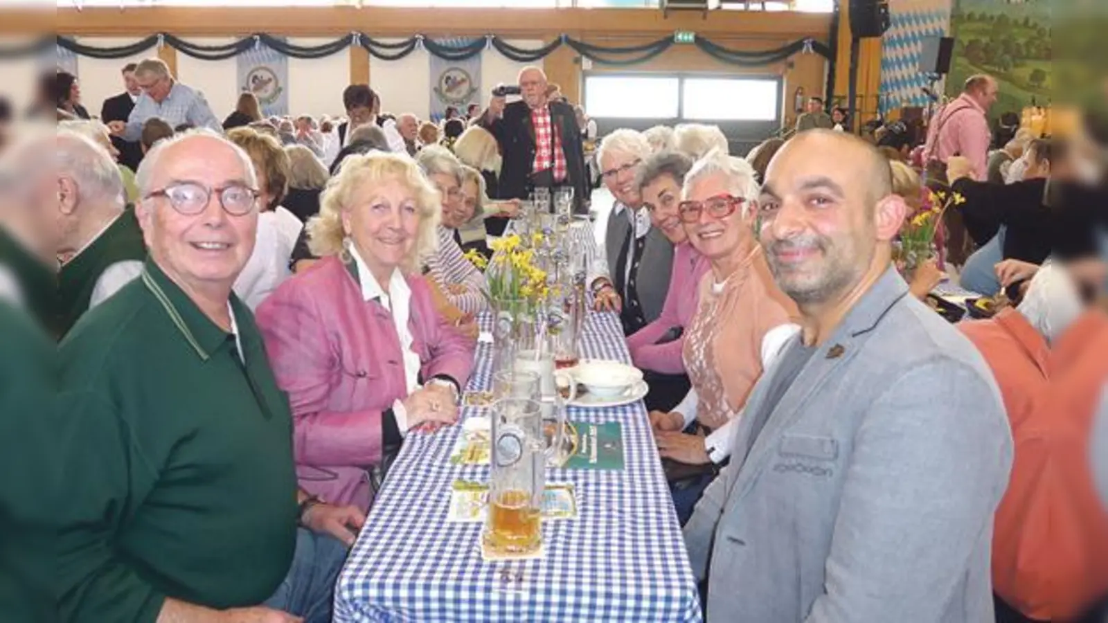 Django Asül besuchte die Grasbrunner am Tisch beim Rosenheimer Starkbierfest.	 (Foto: privat)