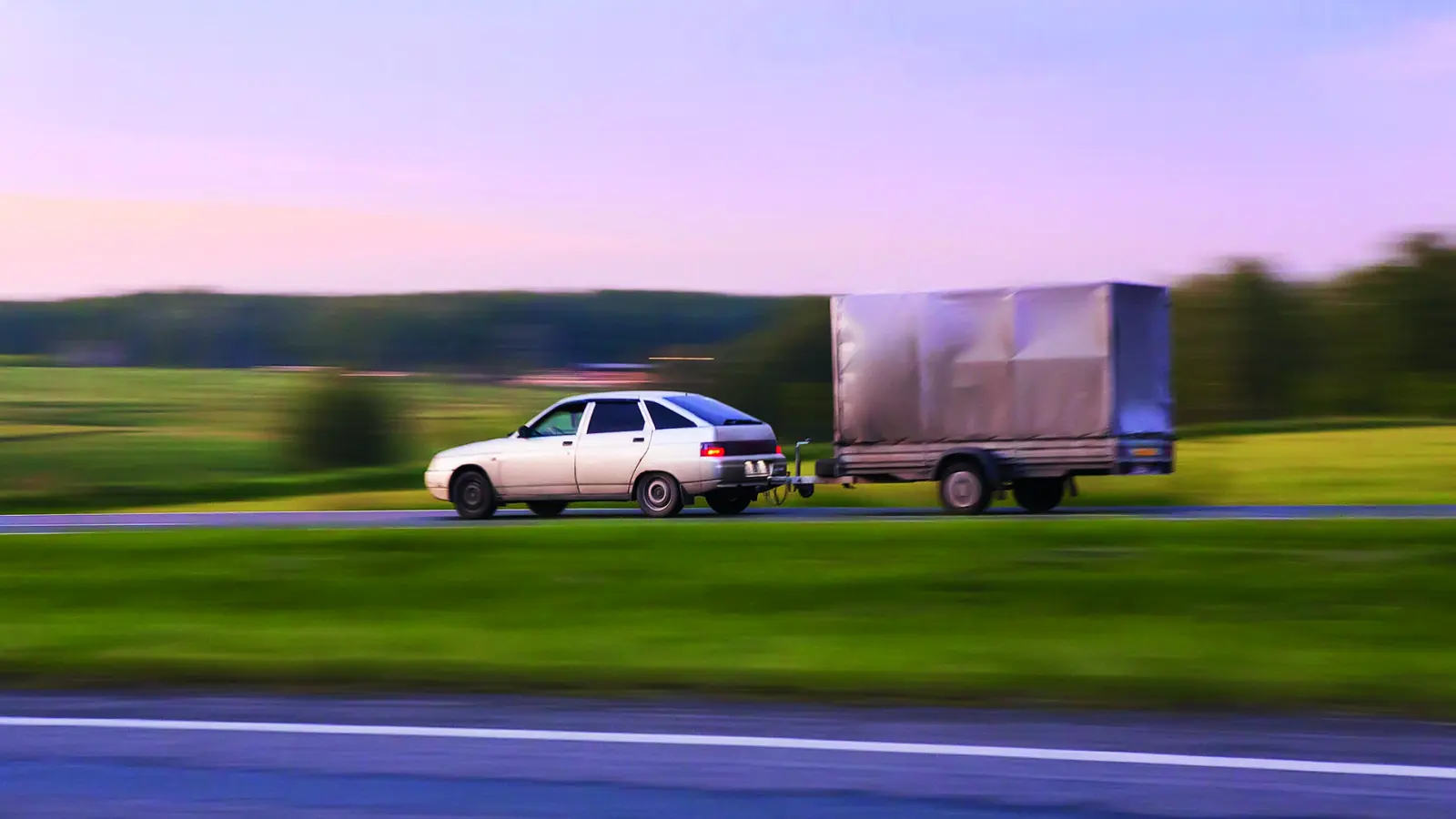 Wer noch keine Übung hat, sollte Pkw-Fahrten dem Anhänger bei einem speziellen Training üben - das bringt Sicherhei und Selbstvertrauen. Wichtig: Mit einem normalen Führerschein darf das Gesamtgewicht des Hängers 750 kg nicht überschreiten. (Foto: aprior/123rf/Itzehoer Versicherungen)