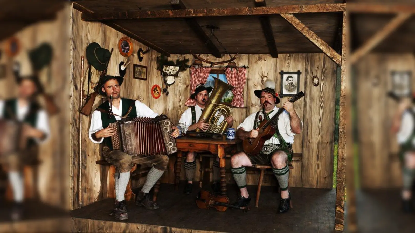 Spielt virtuos auf: das Trio von „Knedl &amp; Kraut”. (Foto: Josef Beck)